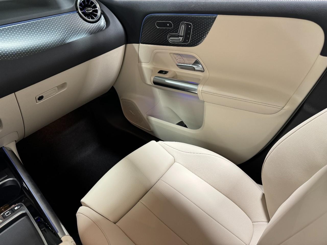 Mercedes-Benz GLA Vehicle Full-screen Gallery Image 17