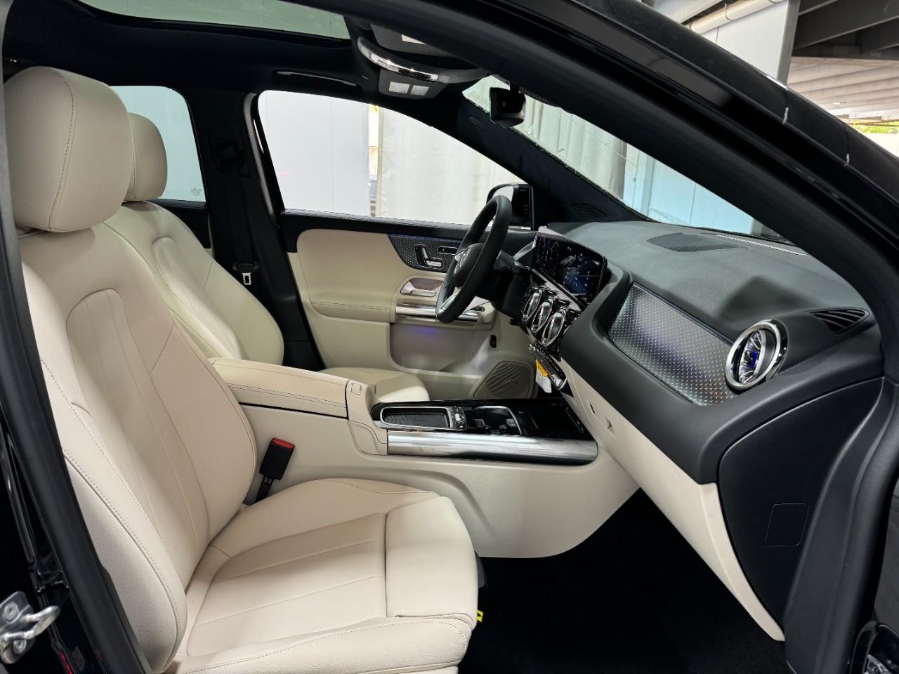 Mercedes-Benz GLA Vehicle Full-screen Gallery Image 18