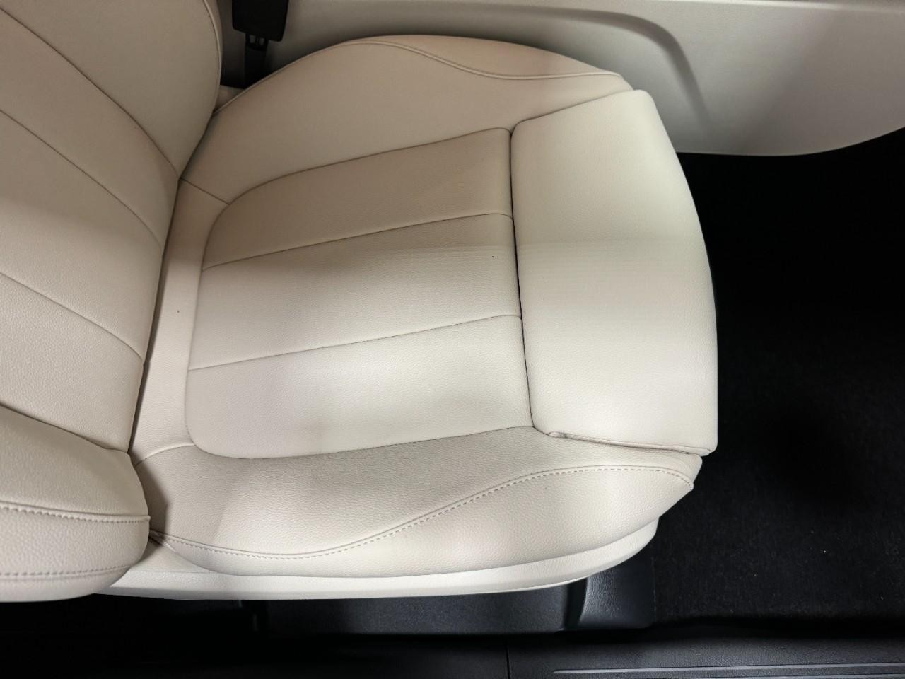 Mercedes-Benz GLA Vehicle Full-screen Gallery Image 19