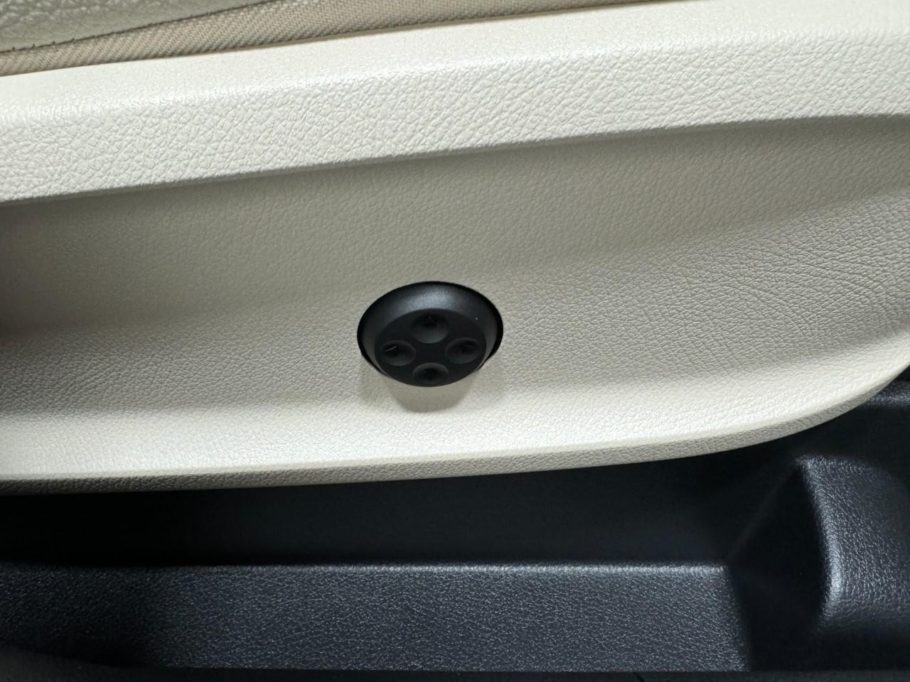 Mercedes-Benz GLA Vehicle Full-screen Gallery Image 20