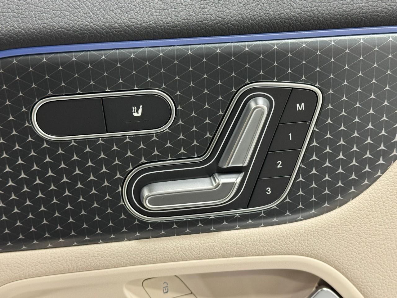 Mercedes-Benz GLA Vehicle Full-screen Gallery Image 21