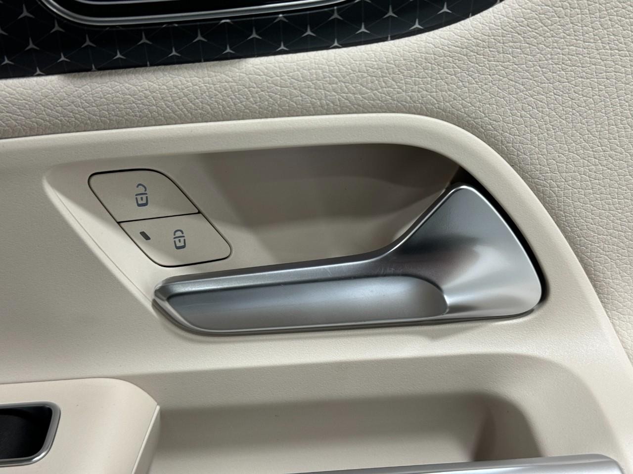 Mercedes-Benz GLA Vehicle Full-screen Gallery Image 22