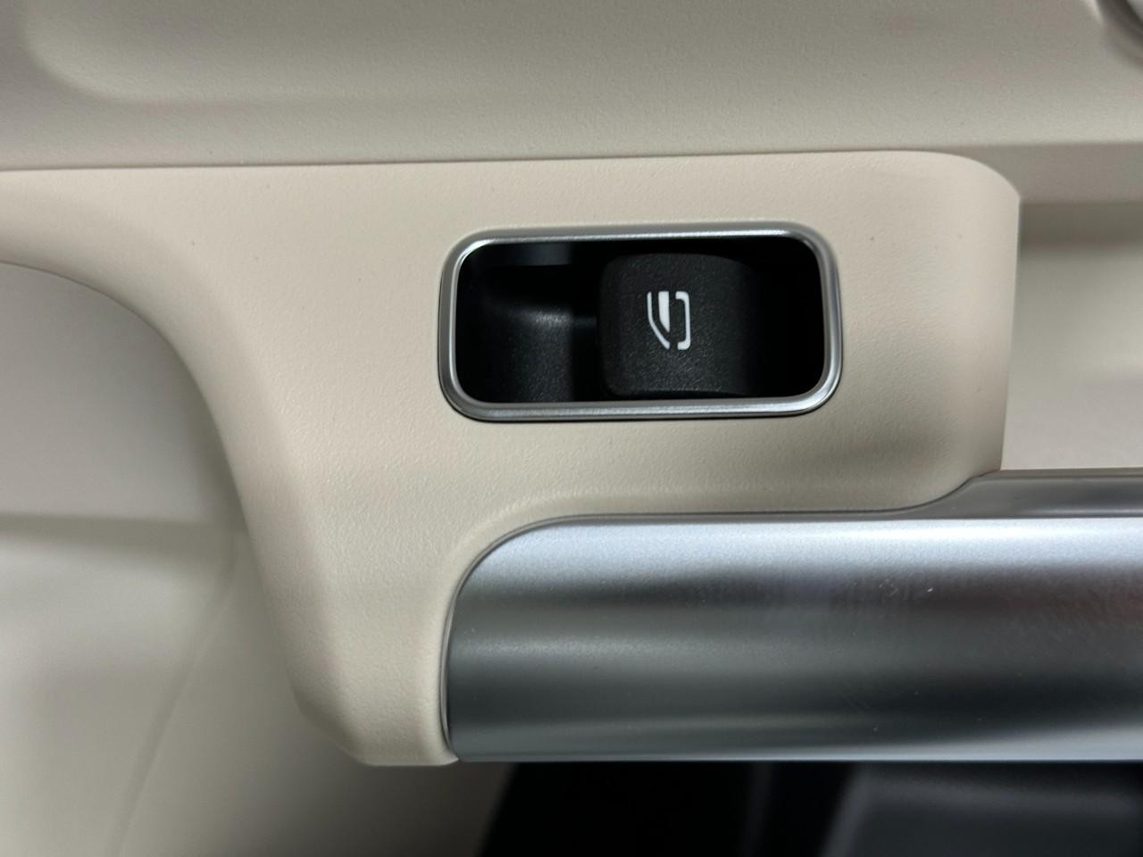 Mercedes-Benz GLA Vehicle Full-screen Gallery Image 23