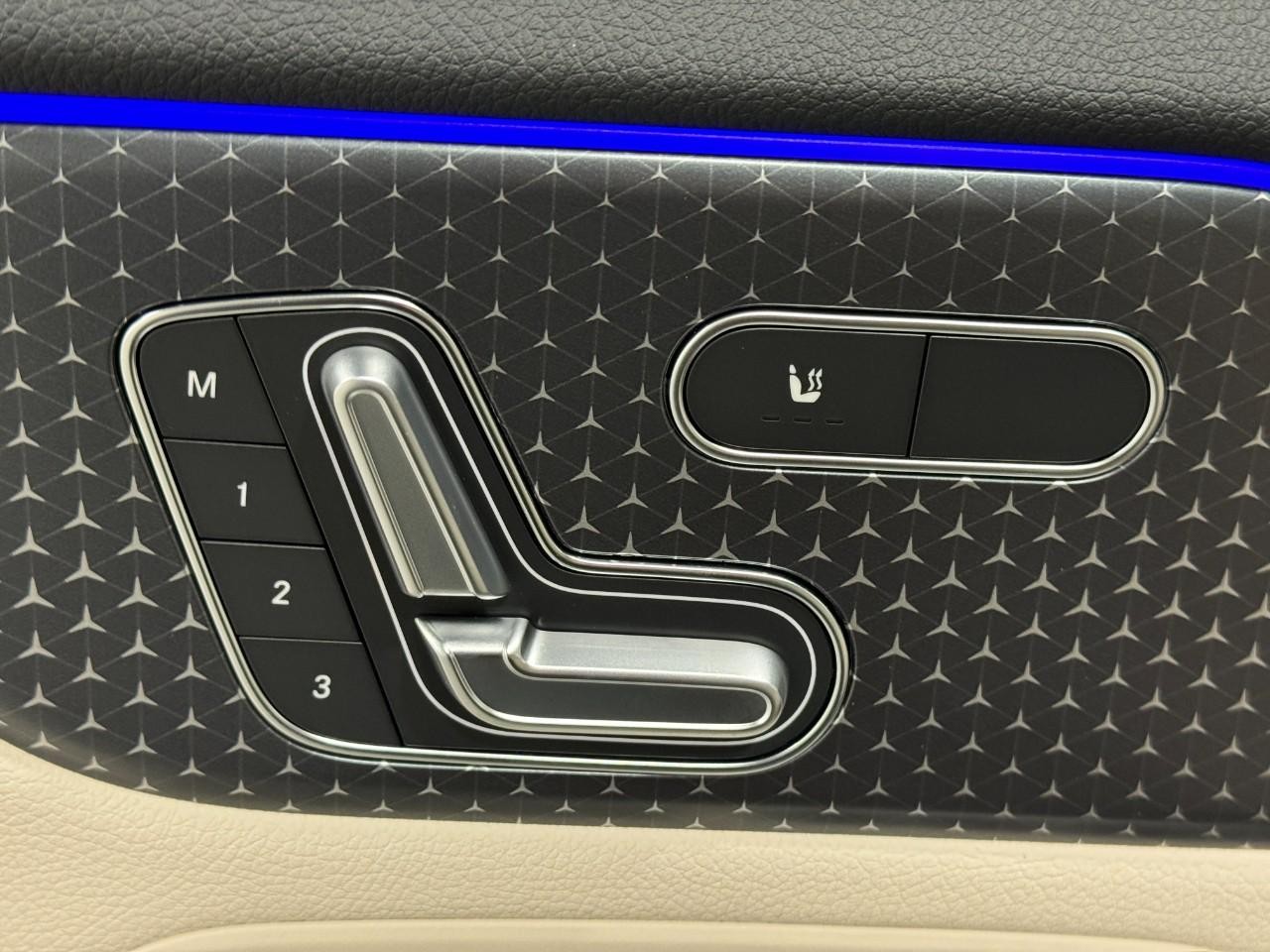 Mercedes-Benz GLA Vehicle Full-screen Gallery Image 24