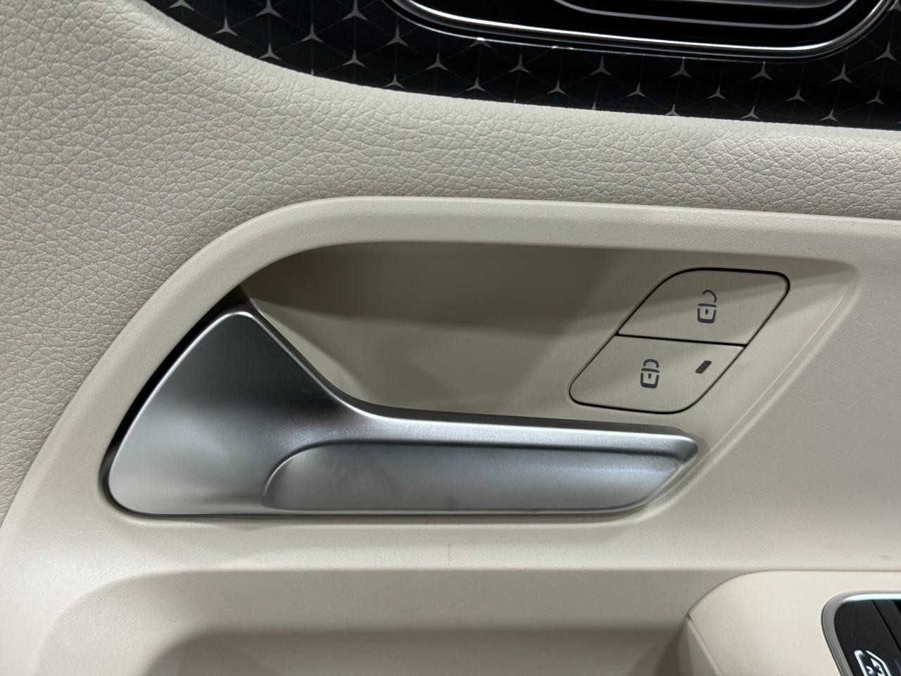 Mercedes-Benz GLA Vehicle Full-screen Gallery Image 25