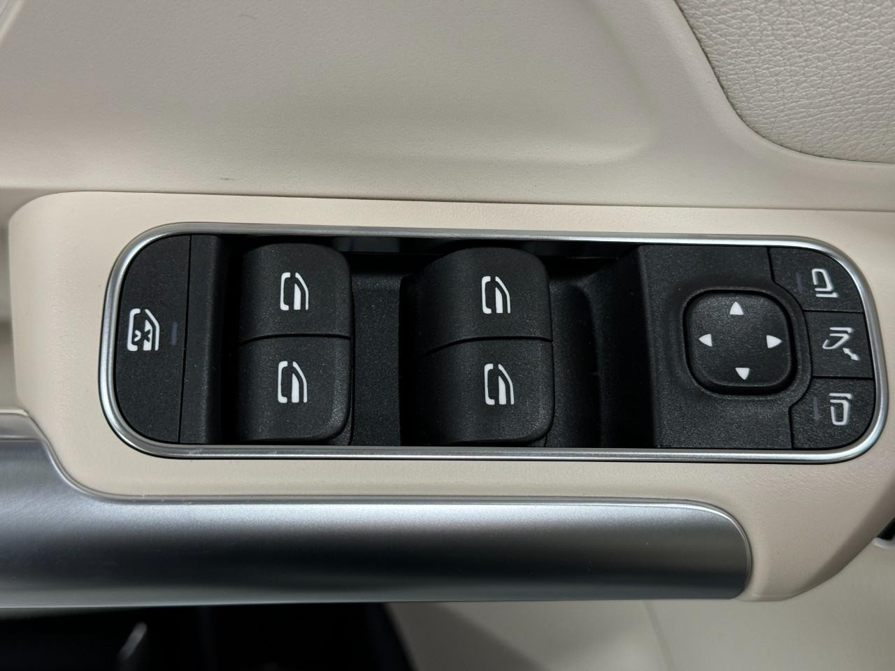 Mercedes-Benz GLA Vehicle Full-screen Gallery Image 26