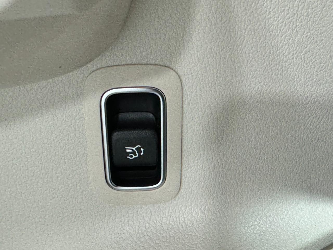 Mercedes-Benz GLA Vehicle Full-screen Gallery Image 27