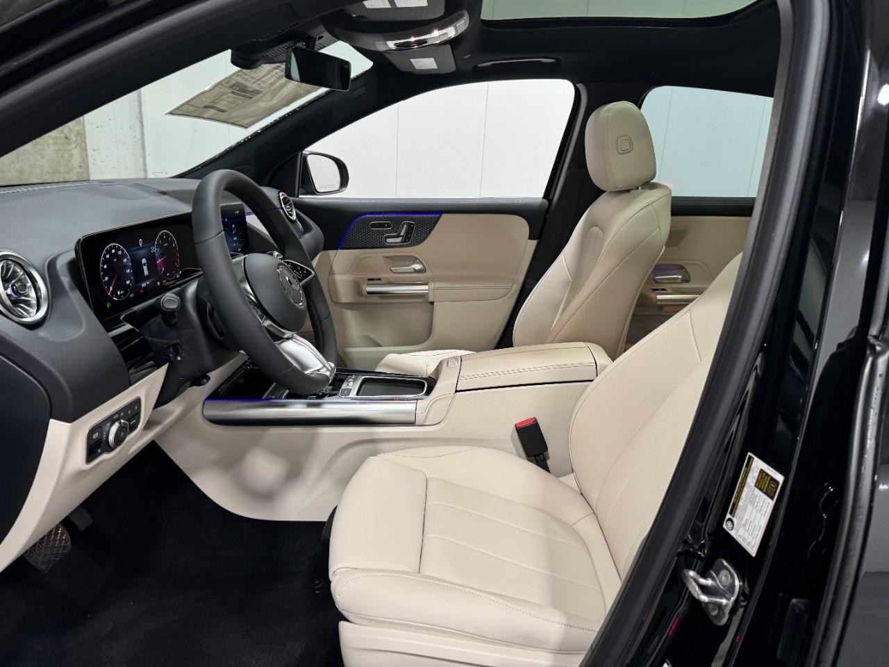 Mercedes-Benz GLA Vehicle Full-screen Gallery Image 28