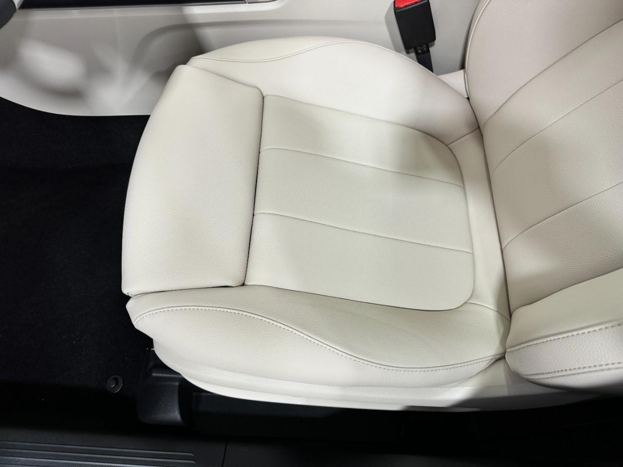 Mercedes-Benz GLA Vehicle Full-screen Gallery Image 29