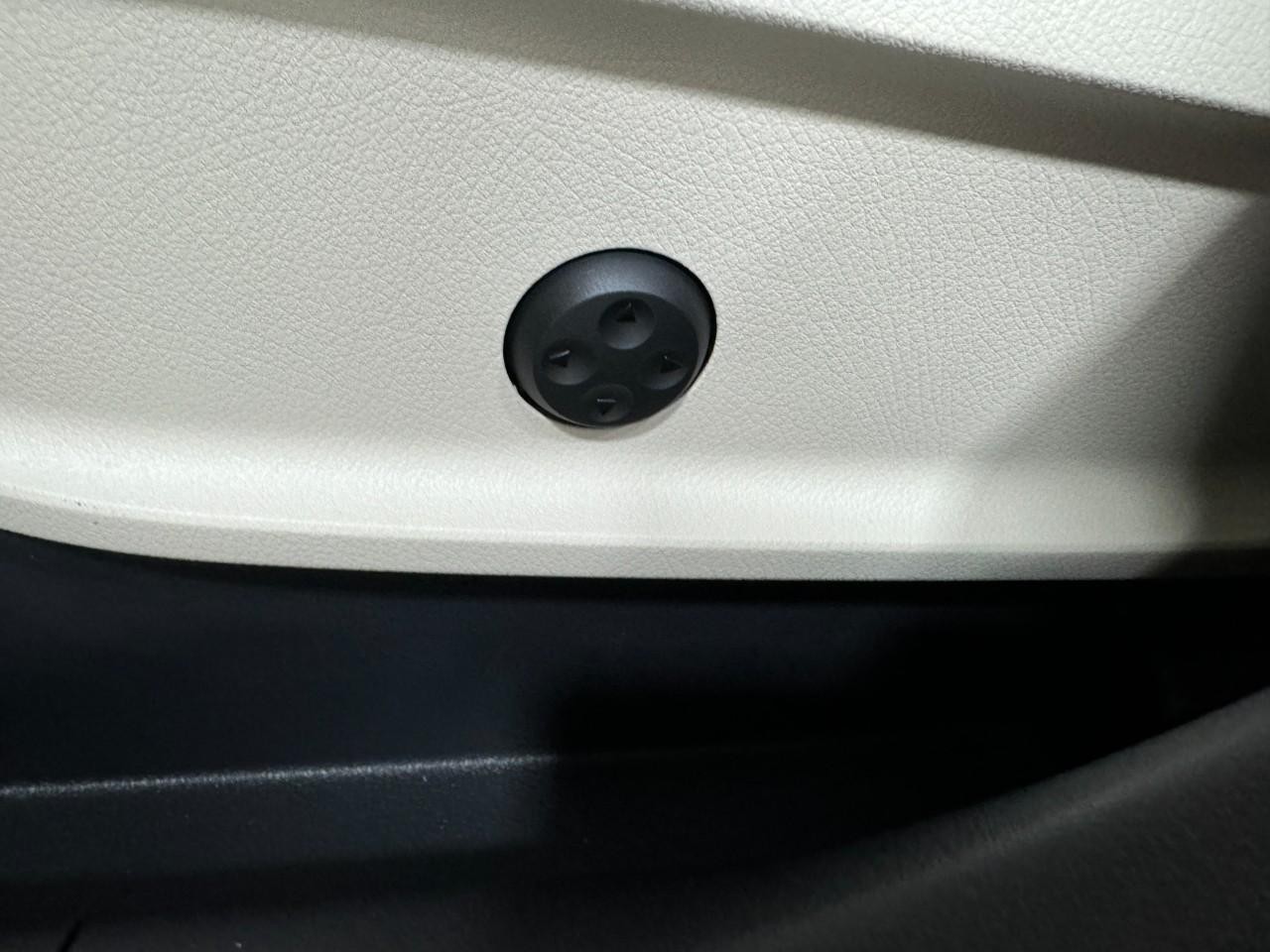 Mercedes-Benz GLA Vehicle Full-screen Gallery Image 30