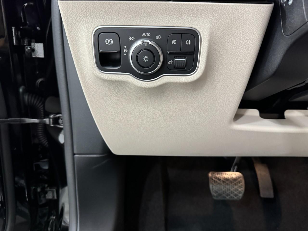 Mercedes-Benz GLA Vehicle Full-screen Gallery Image 31