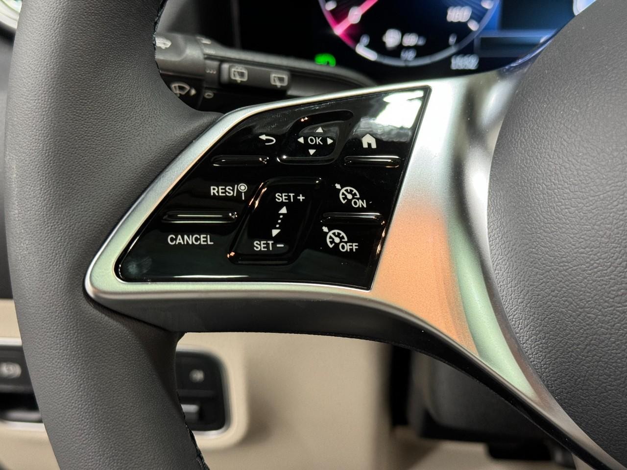 Mercedes-Benz GLA Vehicle Full-screen Gallery Image 32