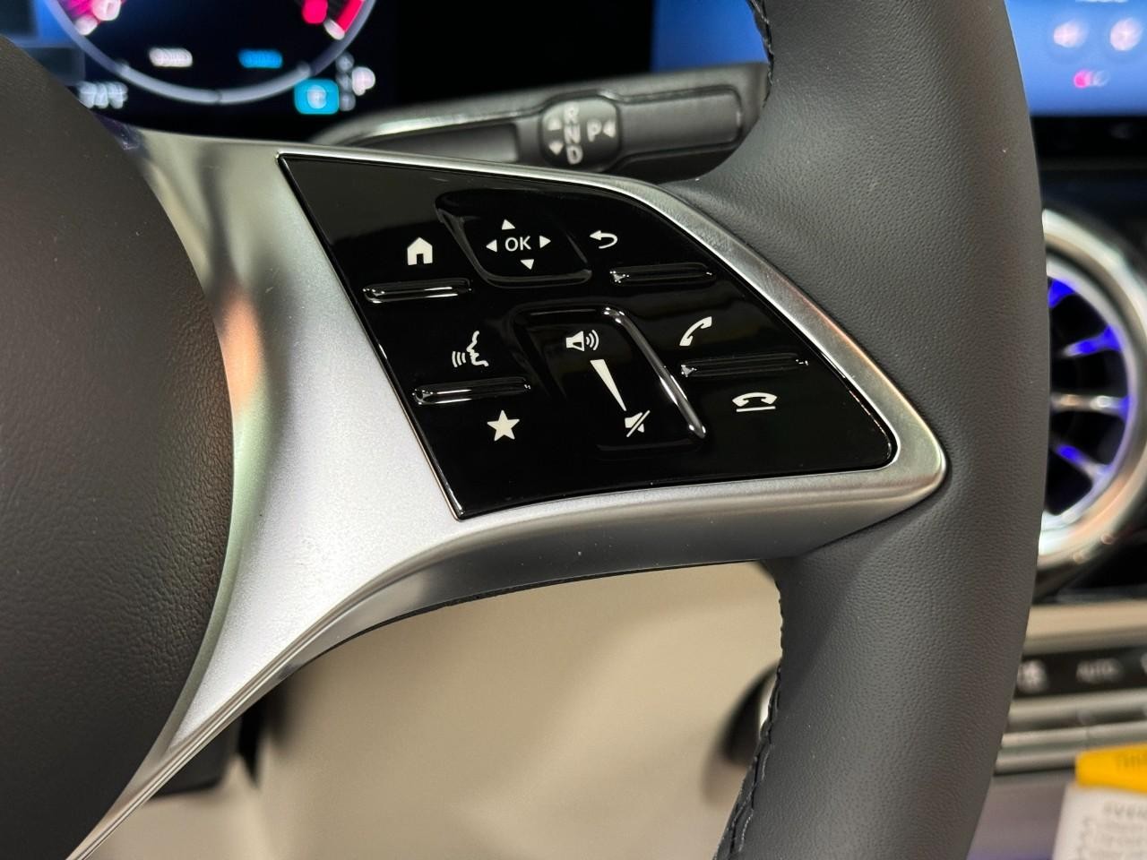 Mercedes-Benz GLA Vehicle Full-screen Gallery Image 33