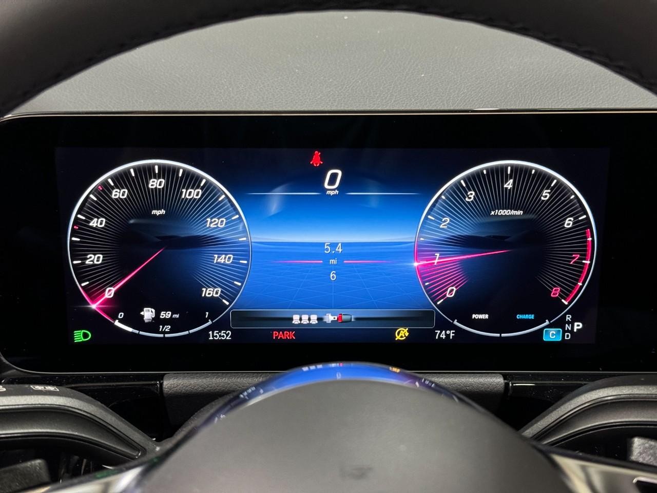 Mercedes-Benz GLA Vehicle Full-screen Gallery Image 34