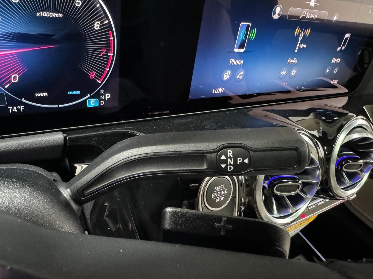 Mercedes-Benz GLA Vehicle Full-screen Gallery Image 35