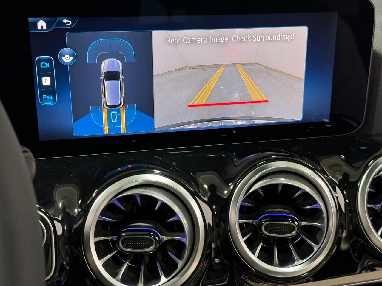 Mercedes-Benz GLA Vehicle Full-screen Gallery Image 36