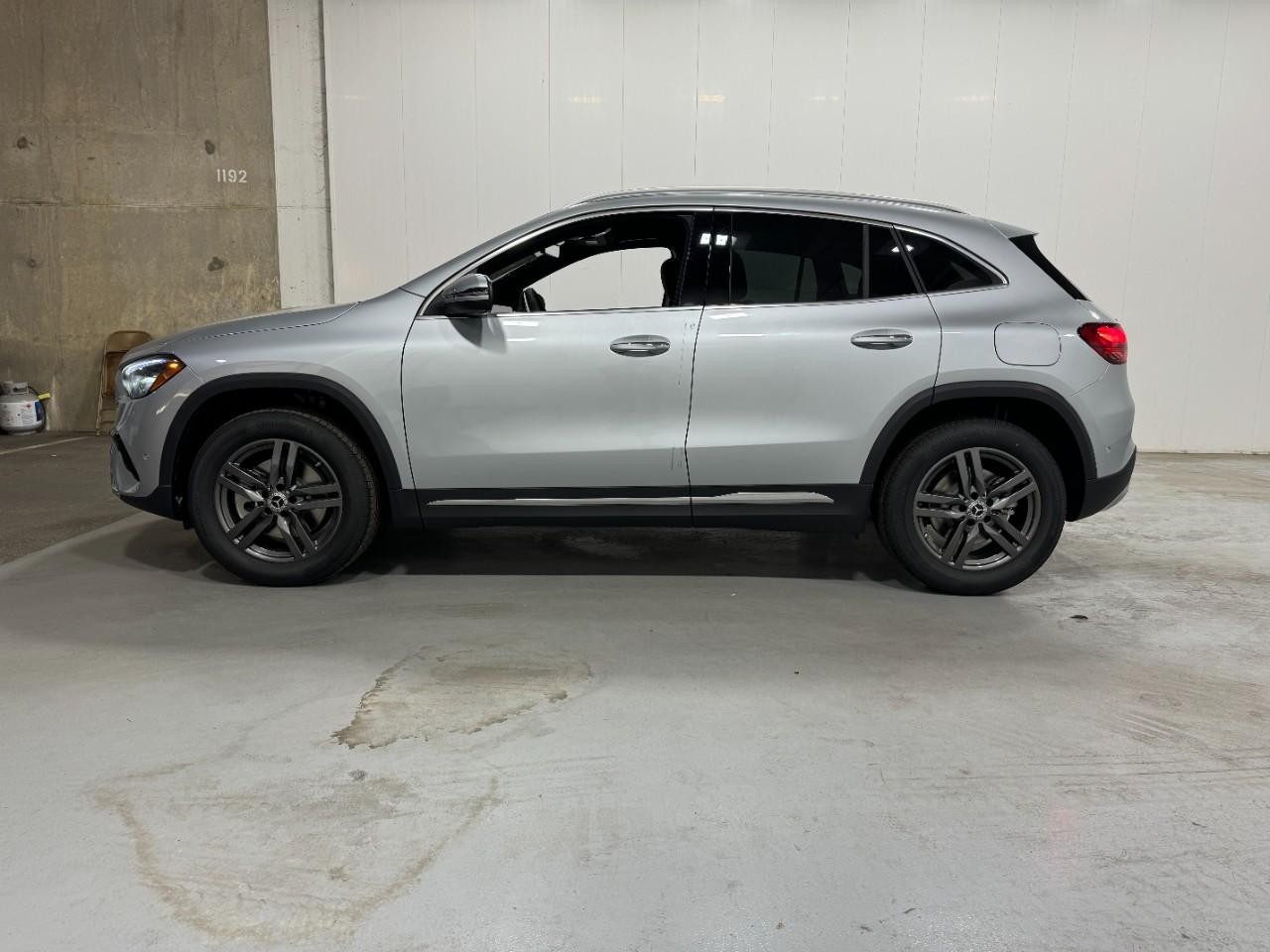 Mercedes-Benz GLA Vehicle Full-screen Gallery Image 2