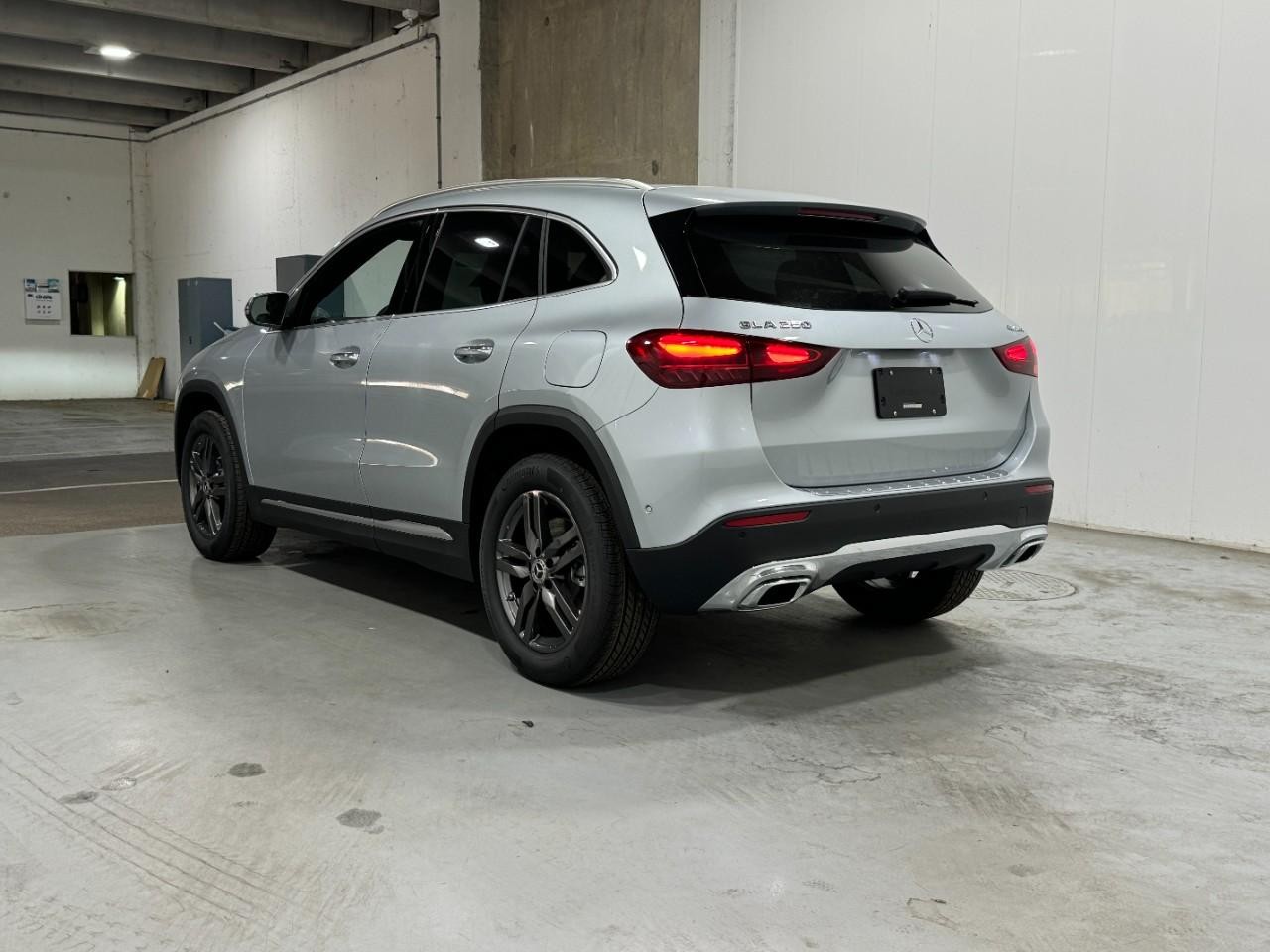 Mercedes-Benz GLA Vehicle Full-screen Gallery Image 3