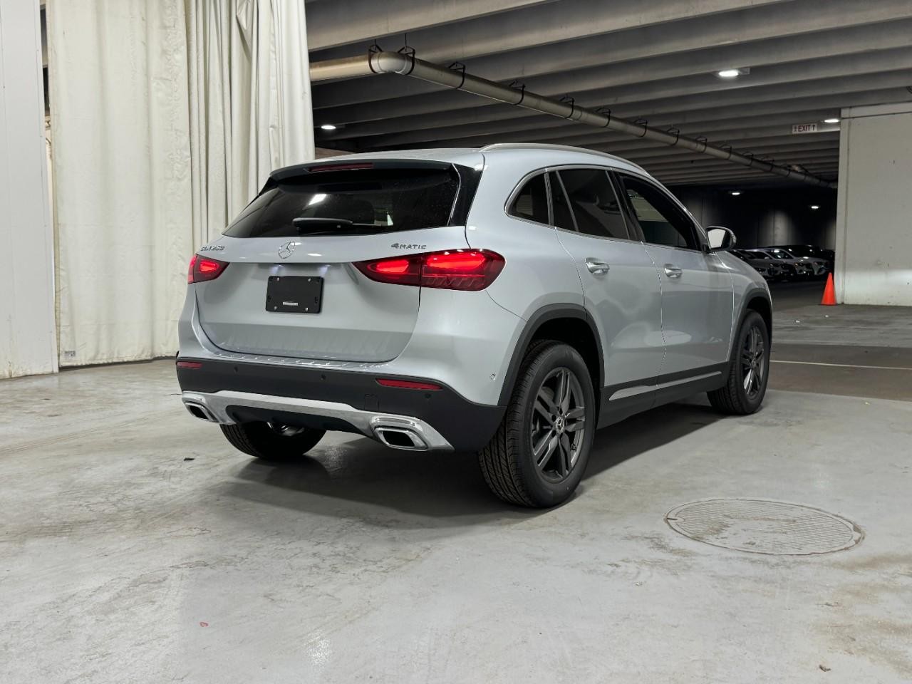 Mercedes-Benz GLA Vehicle Full-screen Gallery Image 4