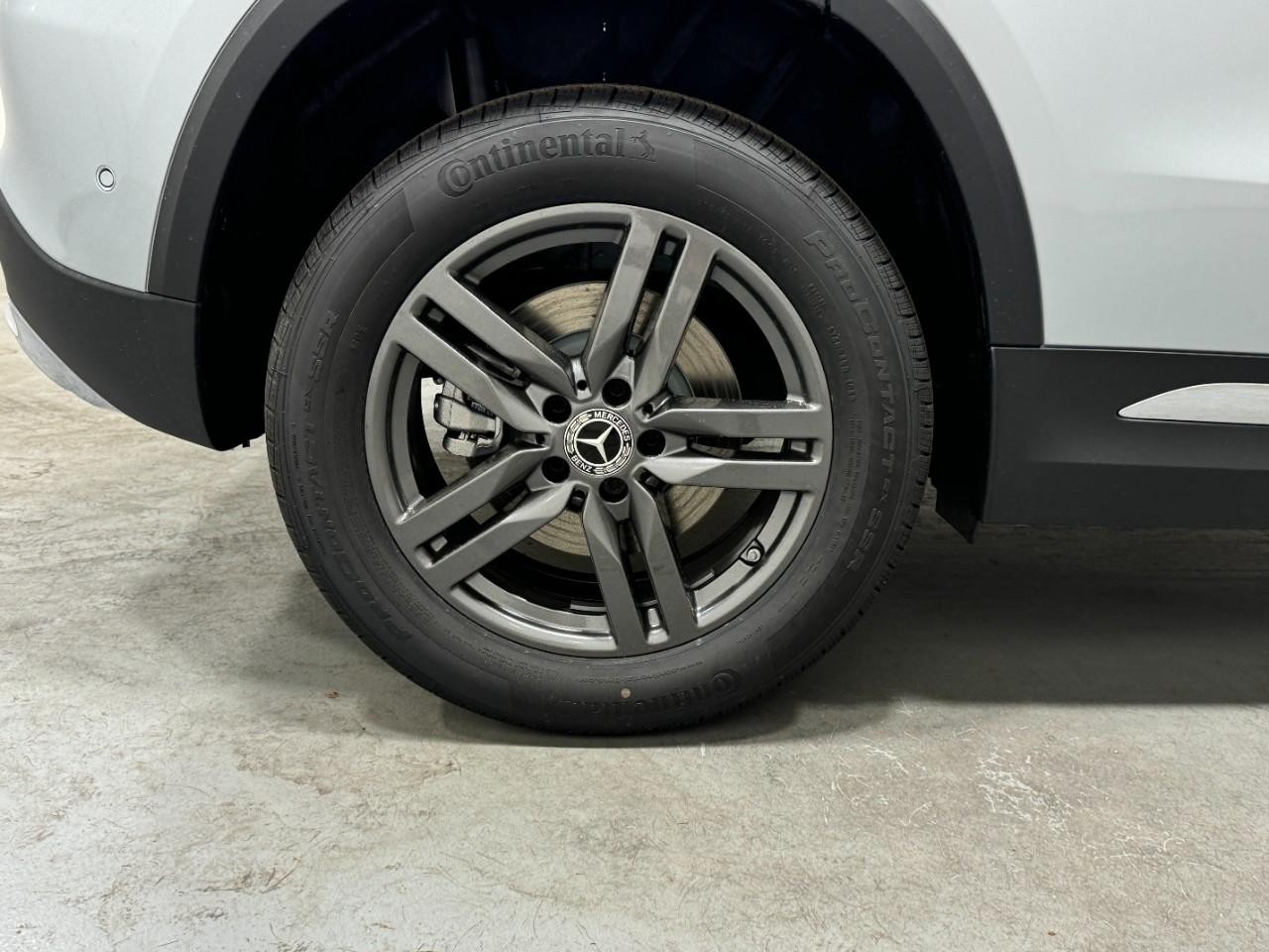 Mercedes-Benz GLA Vehicle Full-screen Gallery Image 5