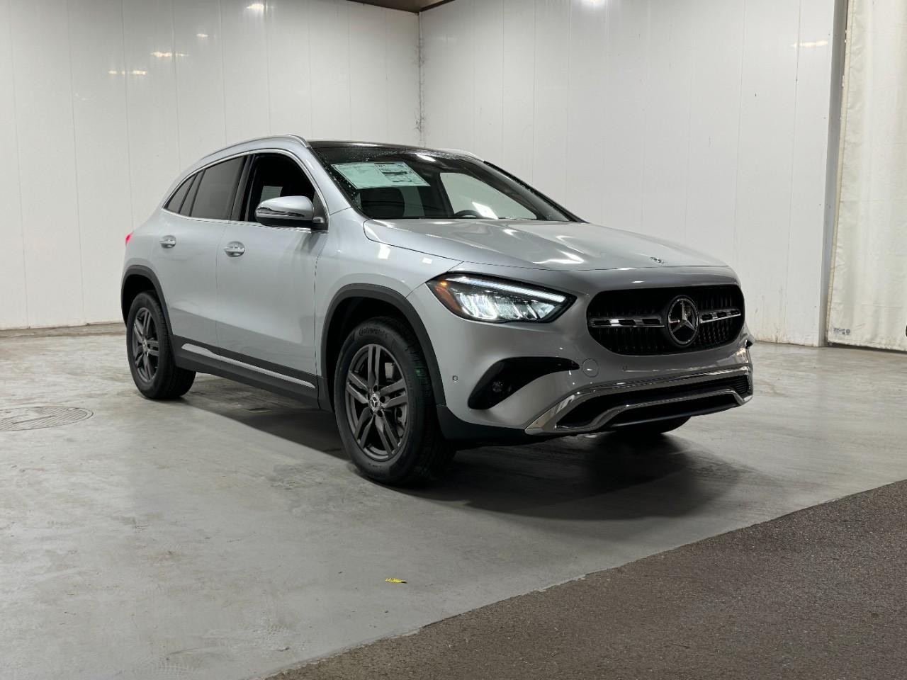 Mercedes-Benz GLA Vehicle Full-screen Gallery Image 6