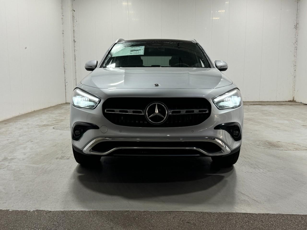 Mercedes-Benz GLA Vehicle Full-screen Gallery Image 7