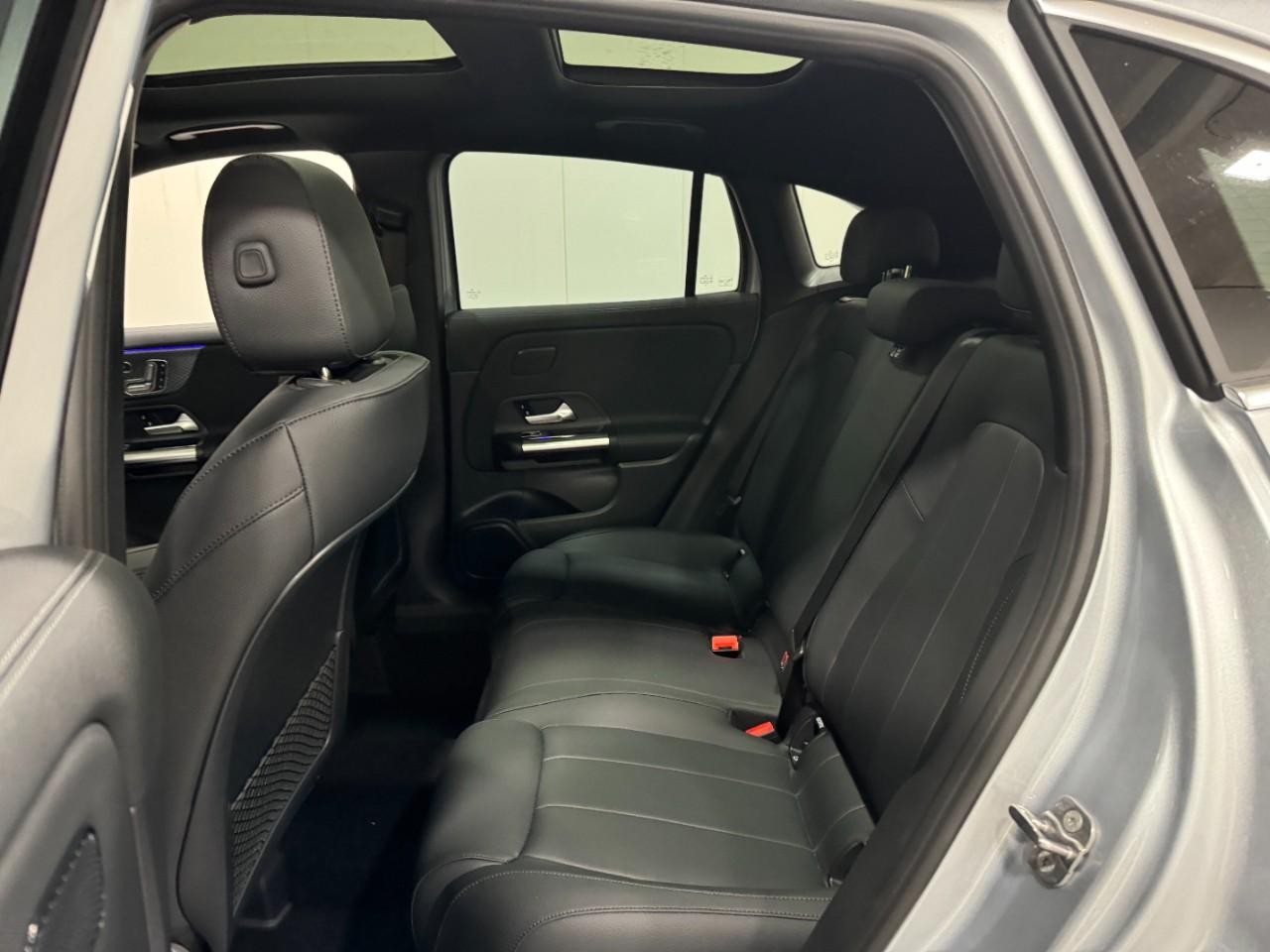 Mercedes-Benz GLA Vehicle Full-screen Gallery Image 8