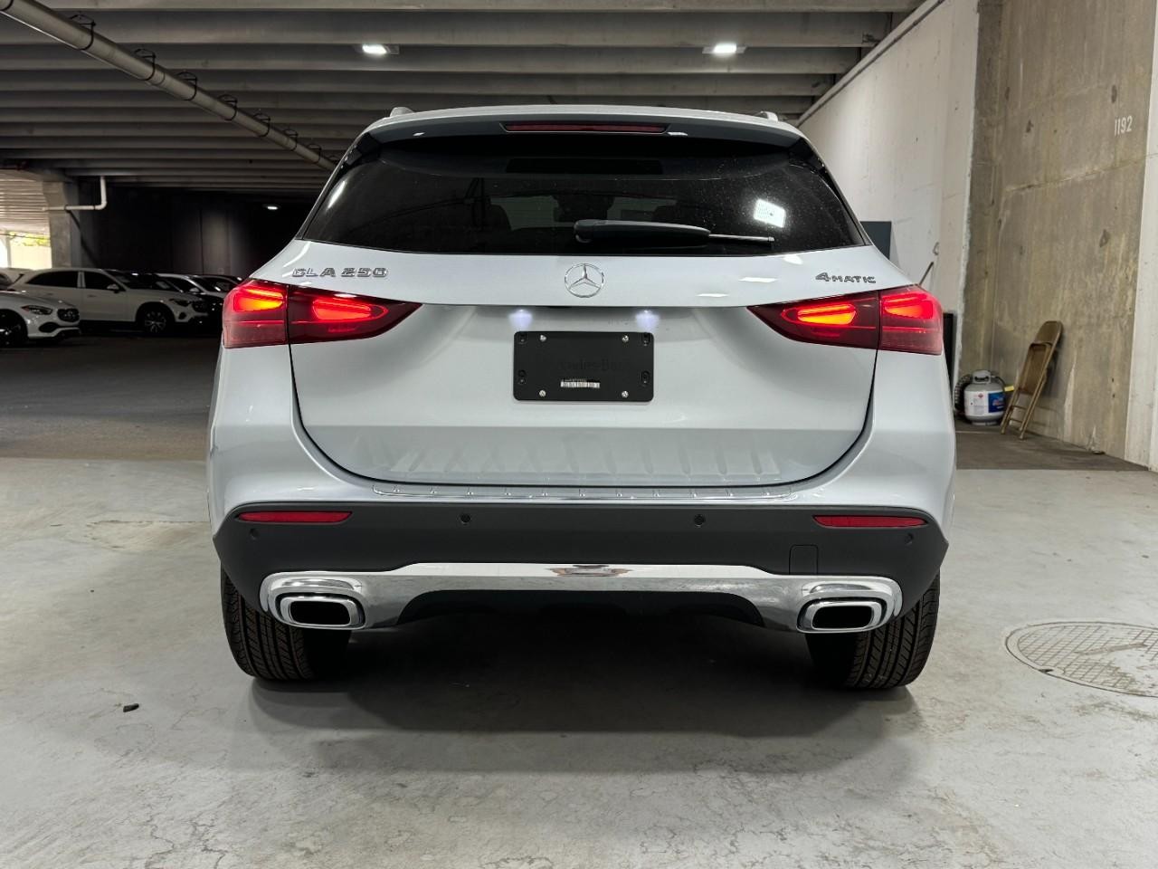 Mercedes-Benz GLA Vehicle Full-screen Gallery Image 9