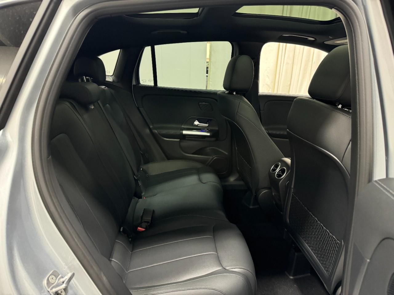 Mercedes-Benz GLA Vehicle Full-screen Gallery Image 10