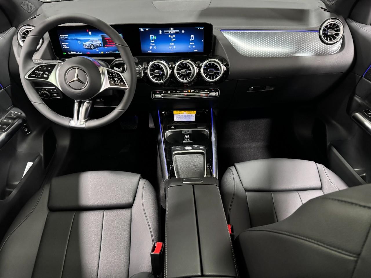 Mercedes-Benz GLA Vehicle Full-screen Gallery Image 12