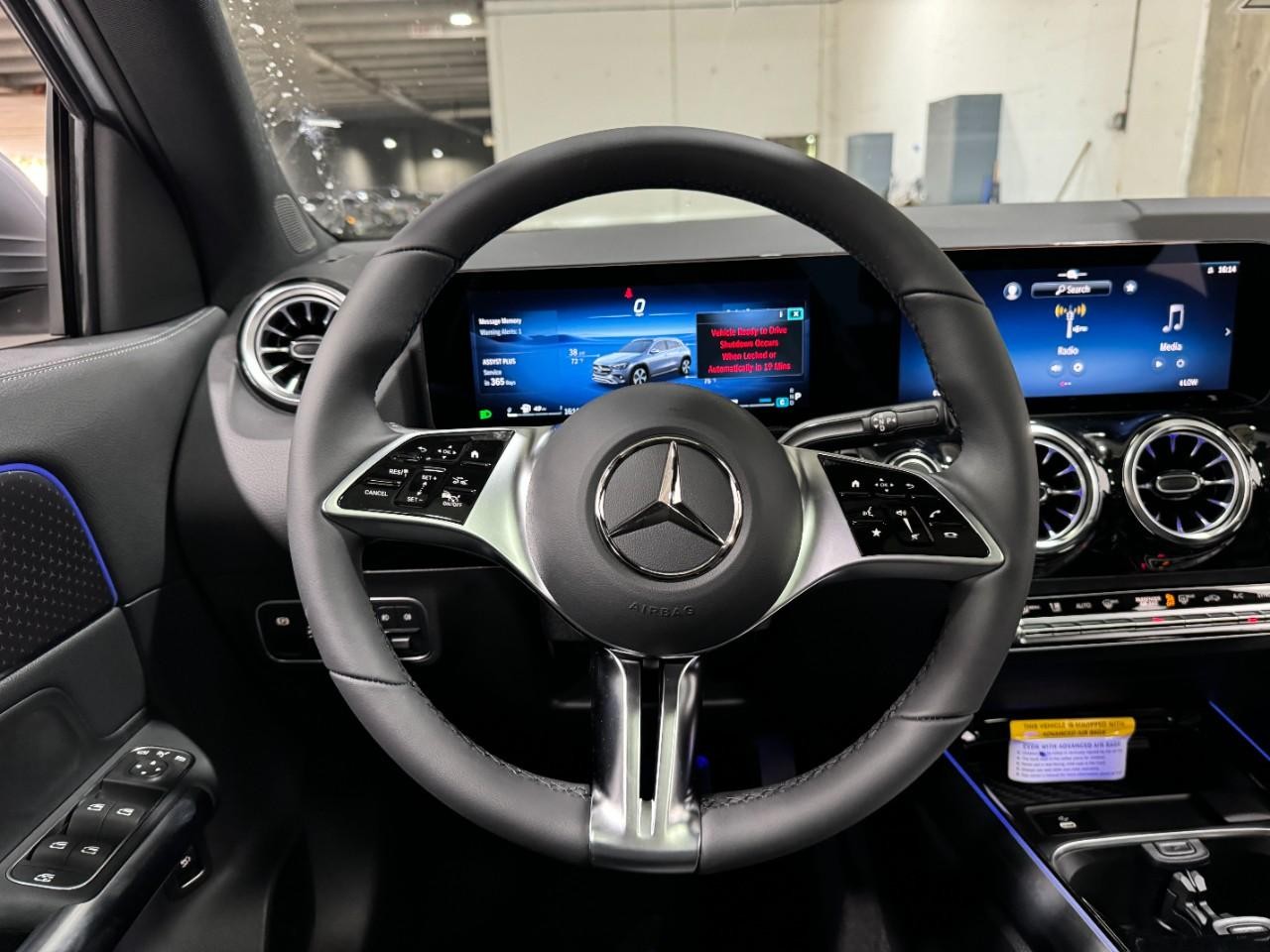 Mercedes-Benz GLA Vehicle Full-screen Gallery Image 13
