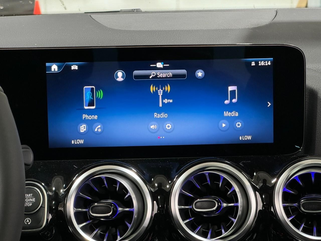 Mercedes-Benz GLA Vehicle Full-screen Gallery Image 14