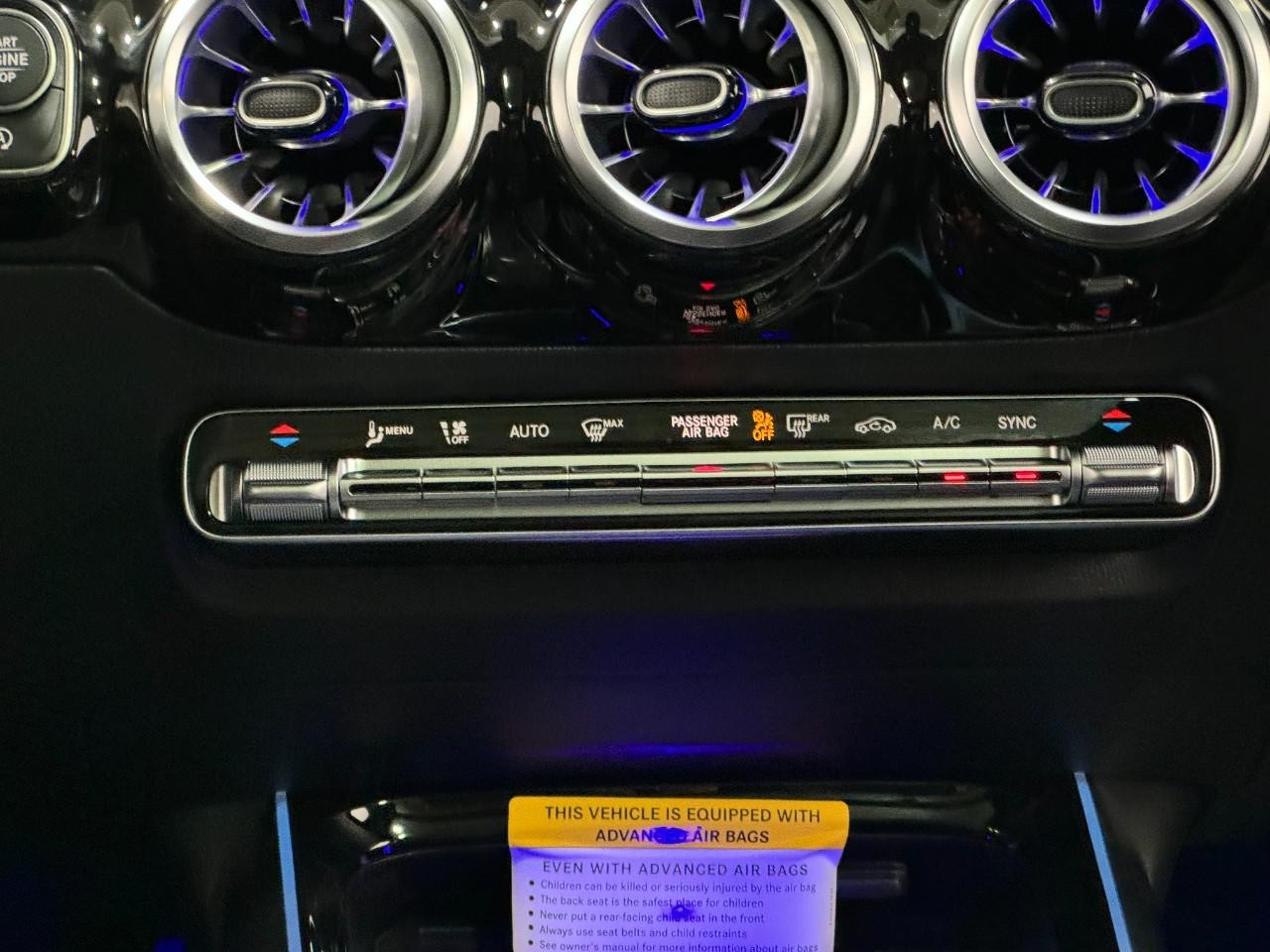 Mercedes-Benz GLA Vehicle Full-screen Gallery Image 15