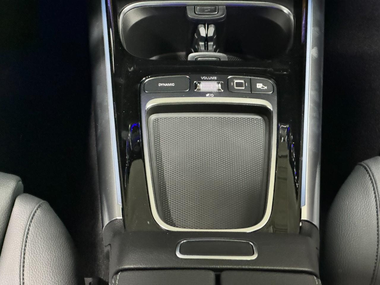 Mercedes-Benz GLA Vehicle Full-screen Gallery Image 16