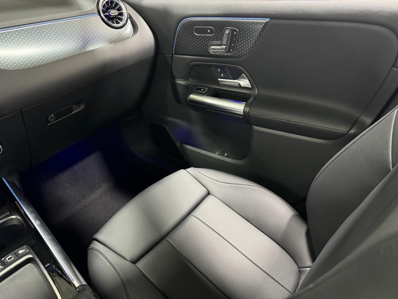 Mercedes-Benz GLA Vehicle Full-screen Gallery Image 17