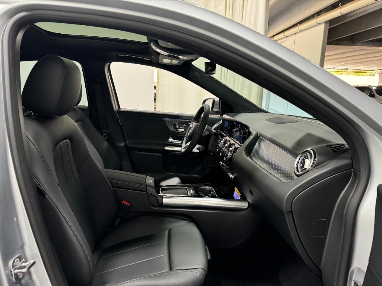 Mercedes-Benz GLA Vehicle Full-screen Gallery Image 18