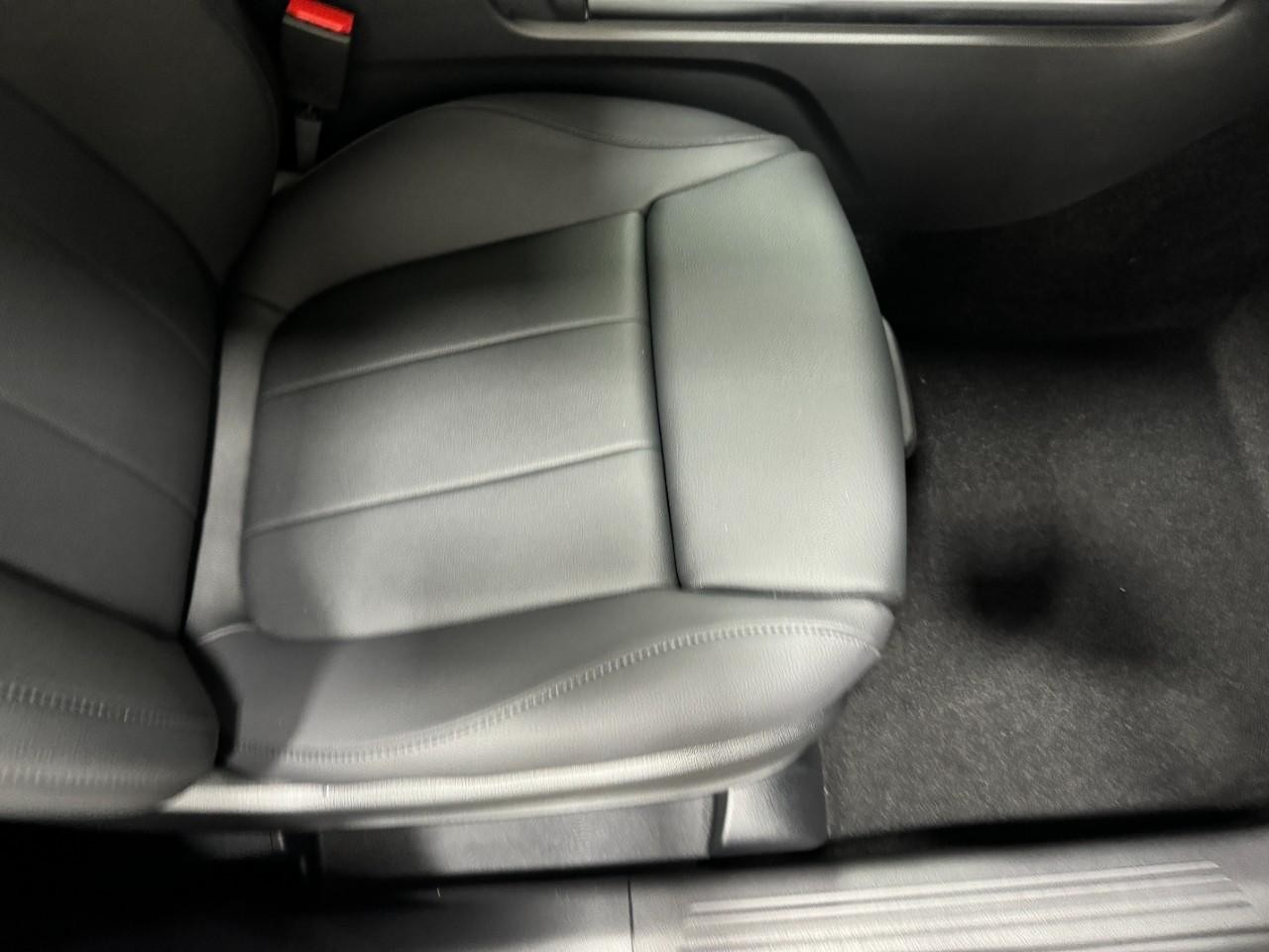 Mercedes-Benz GLA Vehicle Full-screen Gallery Image 19