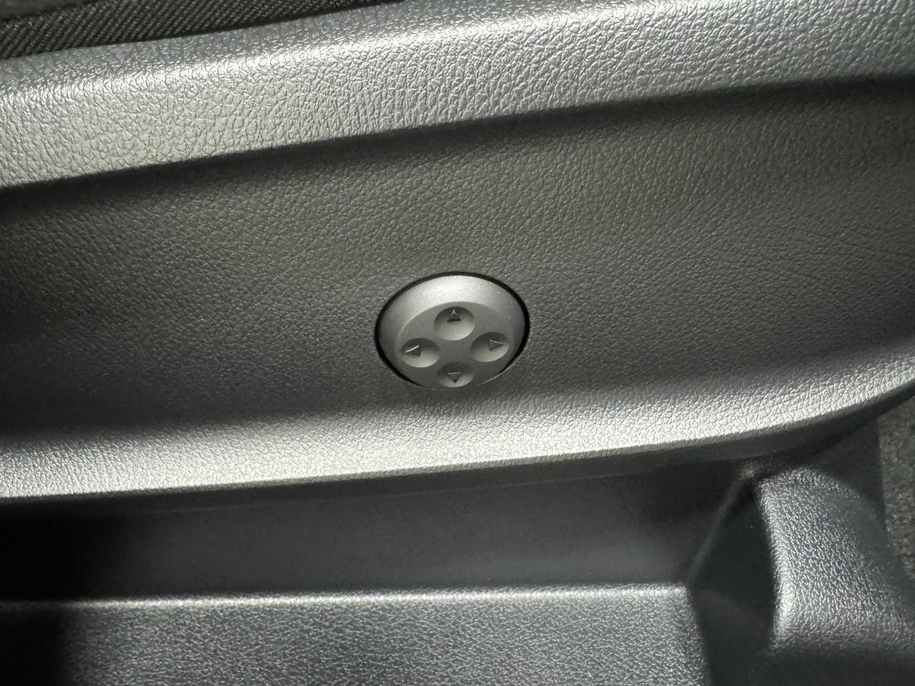 Mercedes-Benz GLA Vehicle Full-screen Gallery Image 20