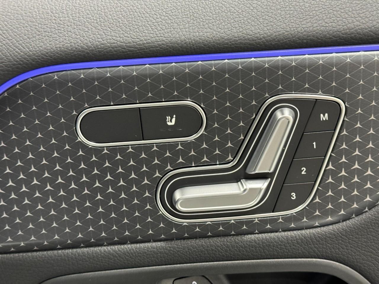 Mercedes-Benz GLA Vehicle Full-screen Gallery Image 21