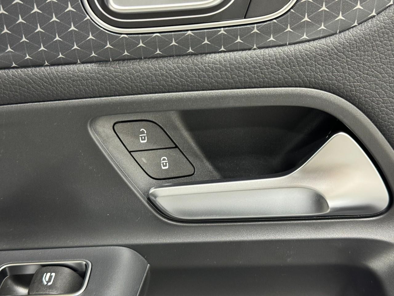 Mercedes-Benz GLA Vehicle Full-screen Gallery Image 22