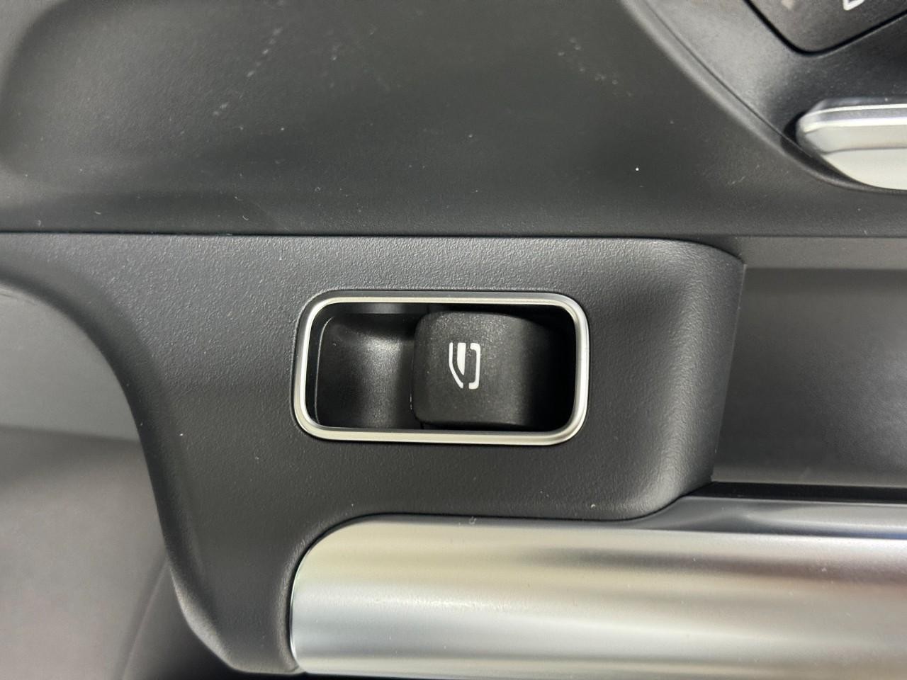 Mercedes-Benz GLA Vehicle Full-screen Gallery Image 23