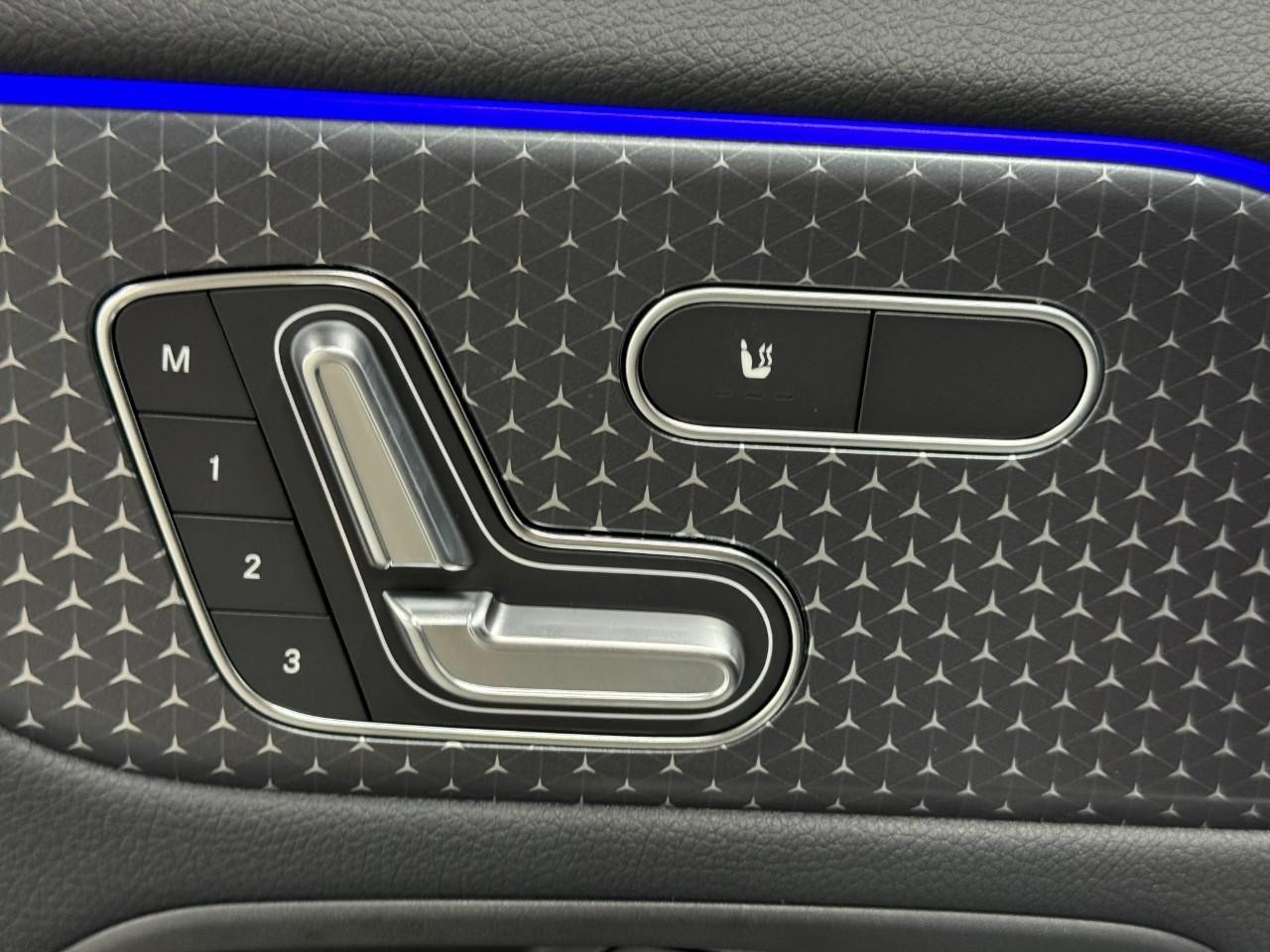 Mercedes-Benz GLA Vehicle Full-screen Gallery Image 24