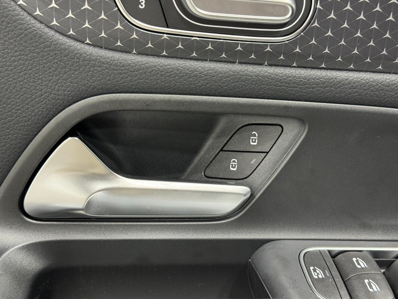 Mercedes-Benz GLA Vehicle Full-screen Gallery Image 25