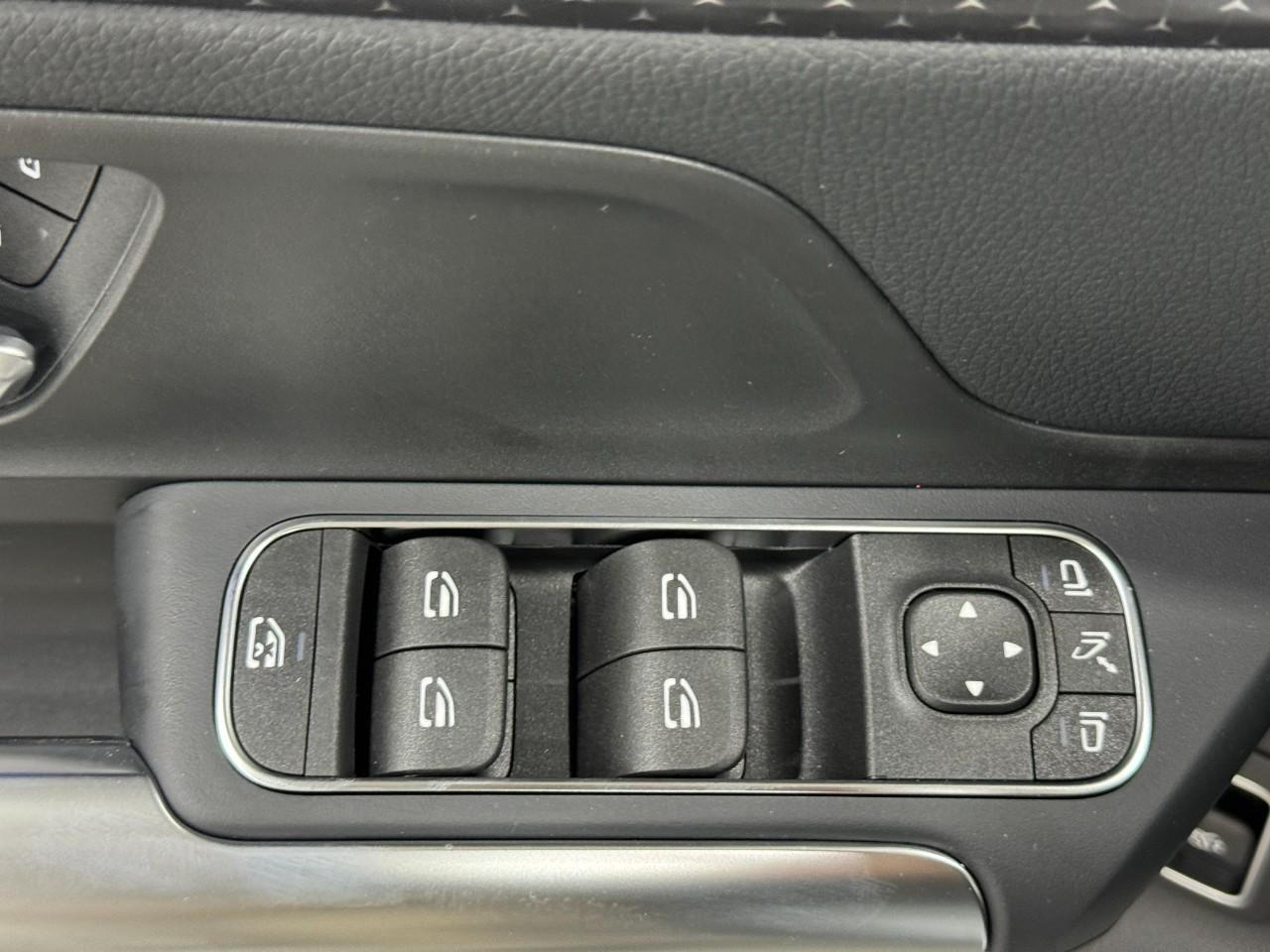 Mercedes-Benz GLA Vehicle Full-screen Gallery Image 26