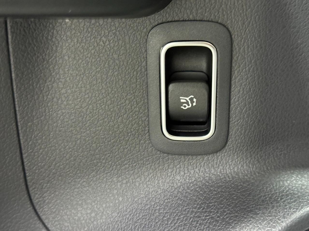 Mercedes-Benz GLA Vehicle Full-screen Gallery Image 27