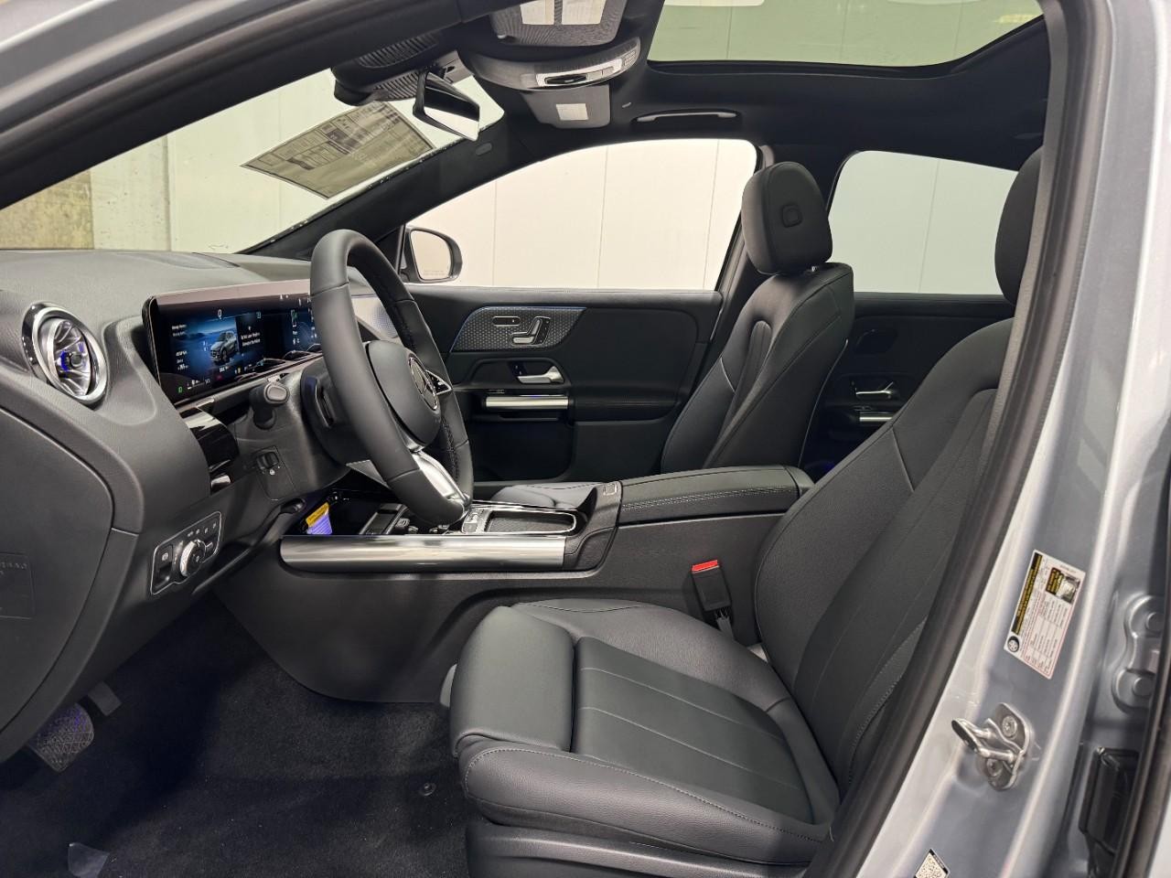 Mercedes-Benz GLA Vehicle Full-screen Gallery Image 28