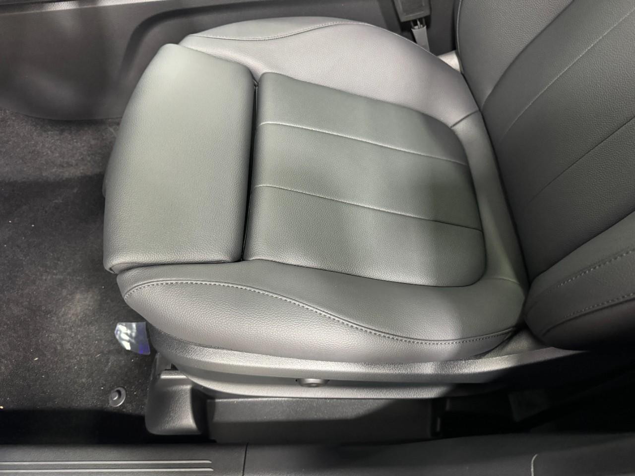 Mercedes-Benz GLA Vehicle Full-screen Gallery Image 29