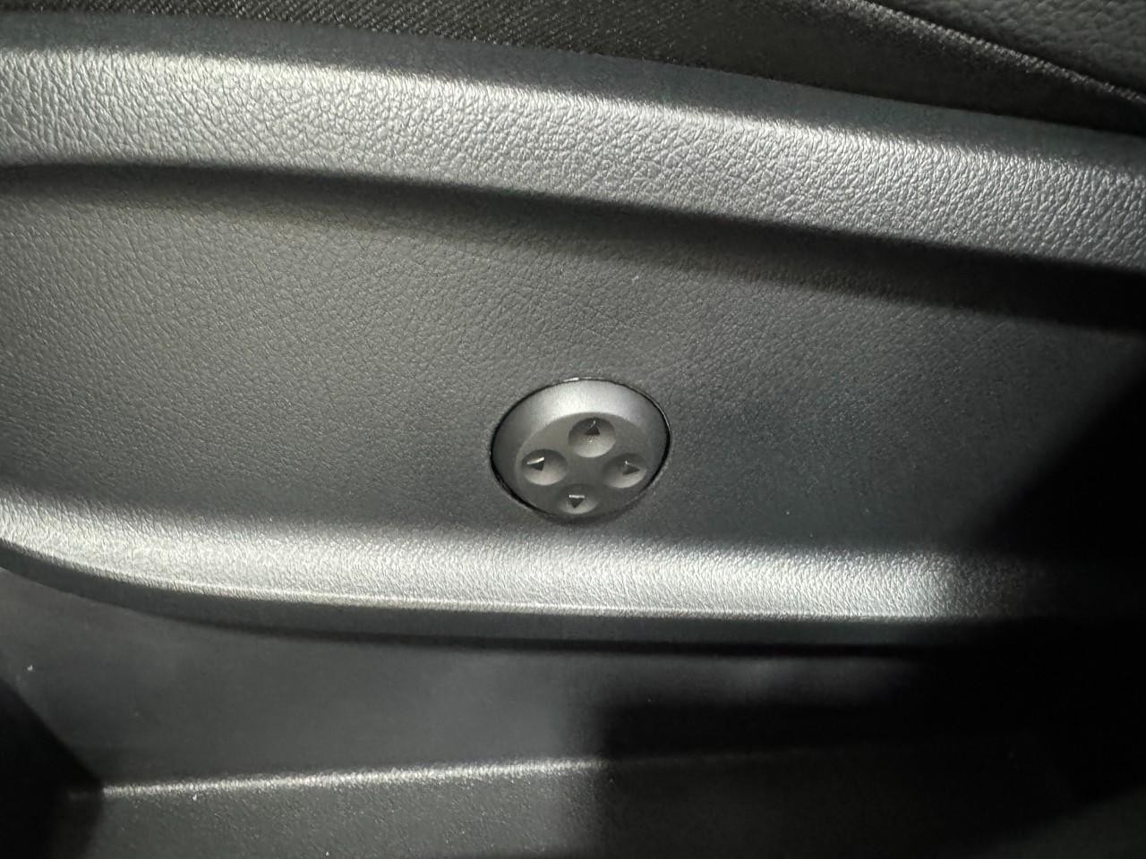 Mercedes-Benz GLA Vehicle Full-screen Gallery Image 30