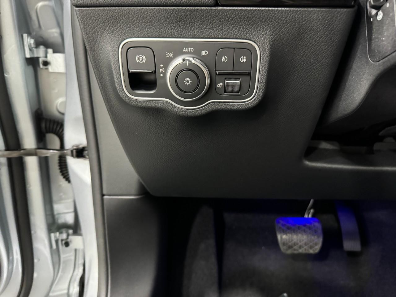 Mercedes-Benz GLA Vehicle Full-screen Gallery Image 31