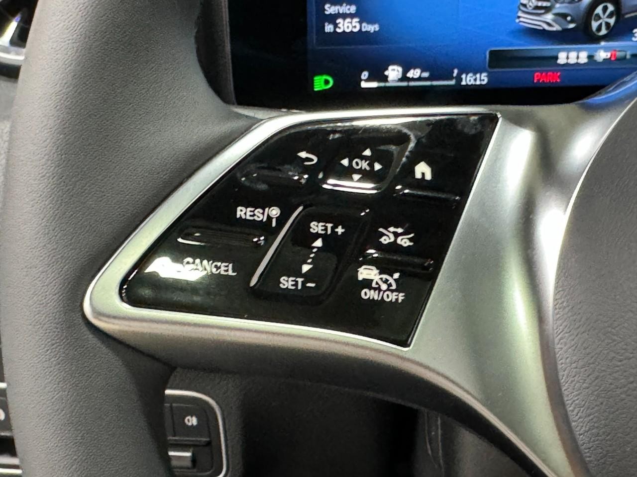 Mercedes-Benz GLA Vehicle Full-screen Gallery Image 32